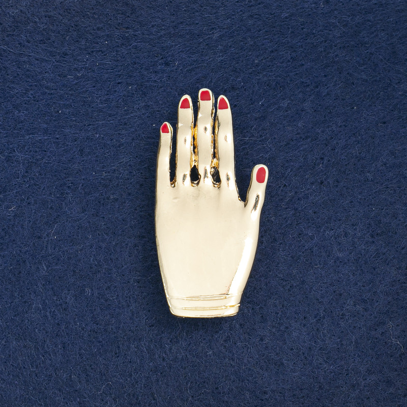 סיכה בהוזלה: יד מתכת זהובה ואמייל 44×21 מ״מ +