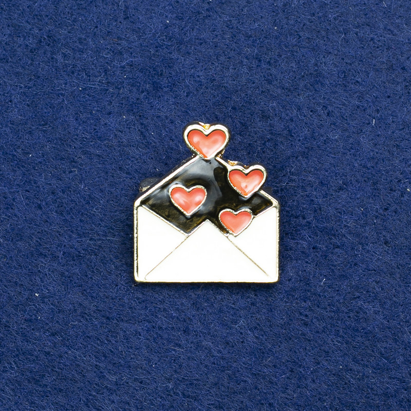 סיכת מעטפה זהובה עם מתכת ואמייל 20×24 מ״מ +