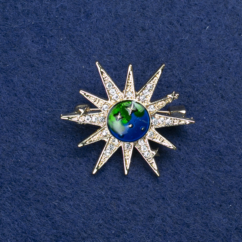 סיכת תכשיט «כוכב» ממתכת זהובה וזירקונים