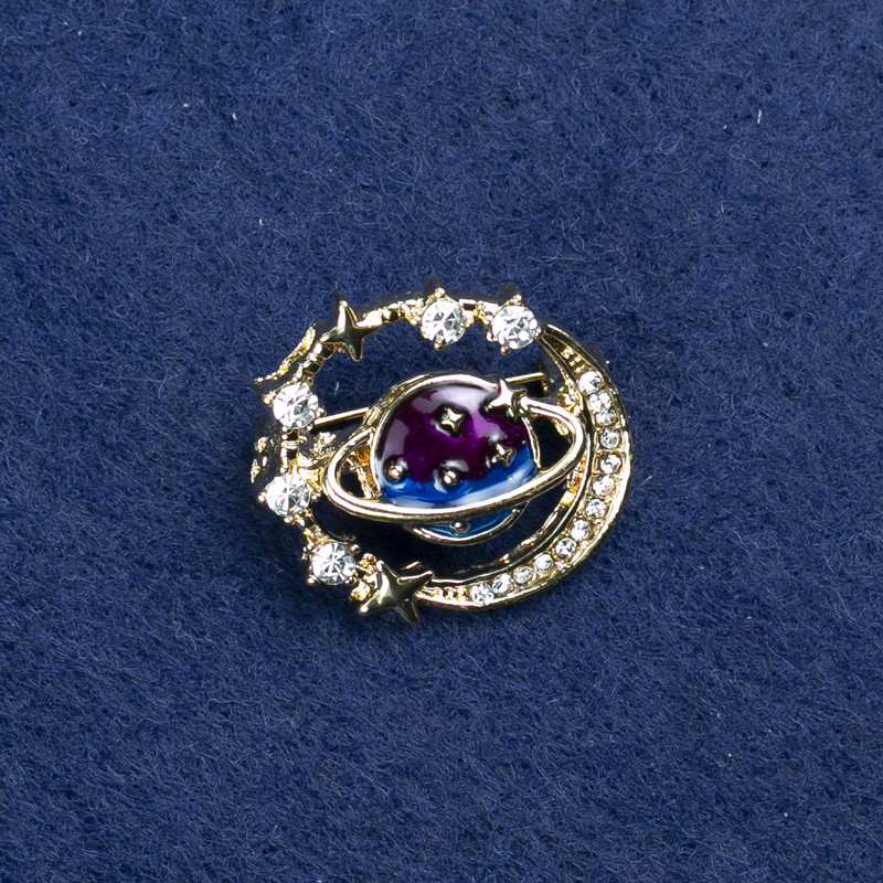 סיכת תכשיט «פלנטה» מתכת בצבע זהב, אמייל וזרקונים 22×24 מ״מ +