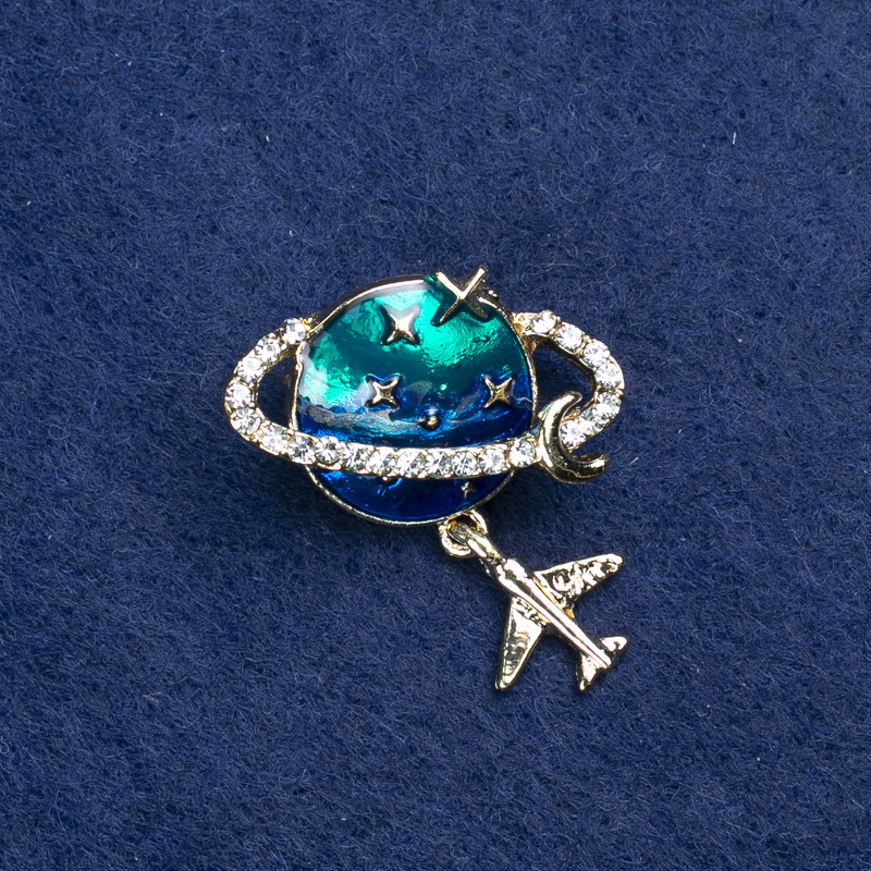 סיכת דש «פלנטה» ממתכת בצבע זהב ואמייל וזירקונים