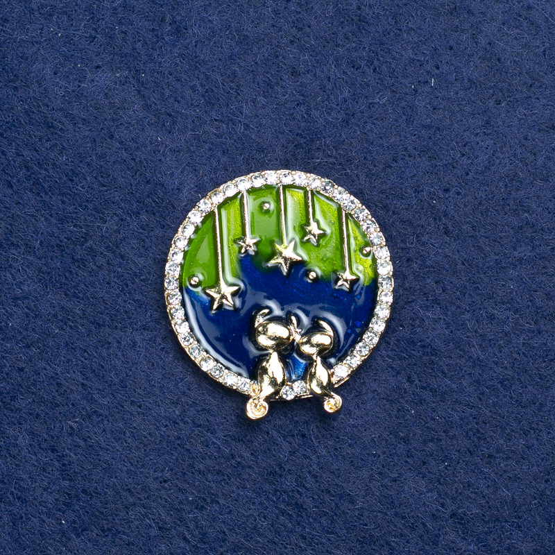 סיכת פלנטה ממתכת זהובה, אמייל וסטרזים 25 מ״מ +