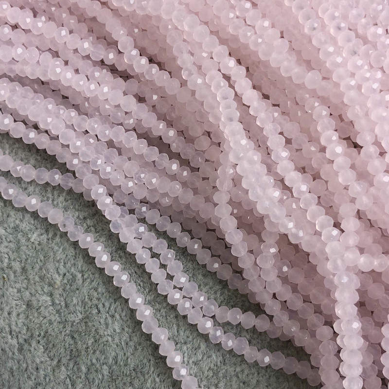 חרוזים מקריסטל צ'כי על חוט בצבע ורוד בהיר מט, צורה רונדל מחוספשת, קוטר 3,5×3 מ״מ, אורך 36 ס״מ +