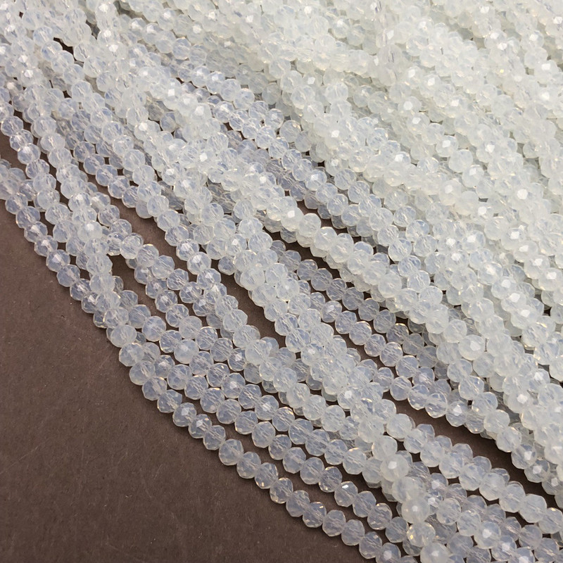 חרוזי קריסטל צ'כי על חוט דק, חלביים שקופים, בצורת רונדל מחורץ, קוטר 3,5×3 מ״מ, אורך 36–38 ס״מ +