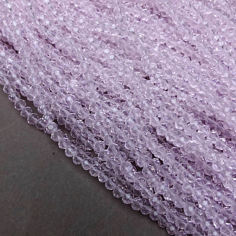 חרוזים מקריסטל צ'כי על חוט דק, ורודים בהירים שקופים מלוטשים בצורת רונדל, קוטר כ-3,5×3 מ״מ, אורך 36–38 ס״מ