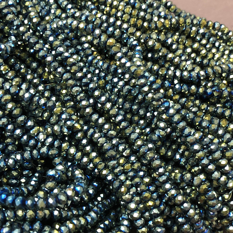 חרוזים קריסטל צ'כי על חוט דק בגוון אפור-ירקרק עם גימור בנזיני מגולפים, קוטר כ-3.5×3 מ״מ, אורך 36–38 ס״מ + - +