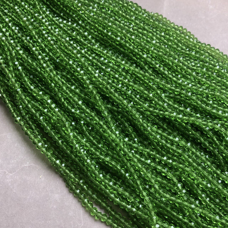 חרוזים מקריסטל צ'כי על חוט דק – ירוק בהיר שקוף, עם חיתוך רונדלי, קוטר 3,5×3 מ״מ, אורך 36–38 ס״מ +