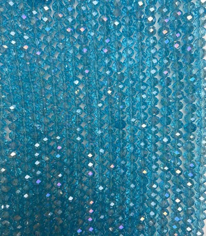 חרוזי קריסטל צ'כי כחולים שקופים על חוט עם ציפוי בבנזין, צורה מפוסלת רונדל, קוטר 8x6 מ״מ, אורך 40 ס״מ +