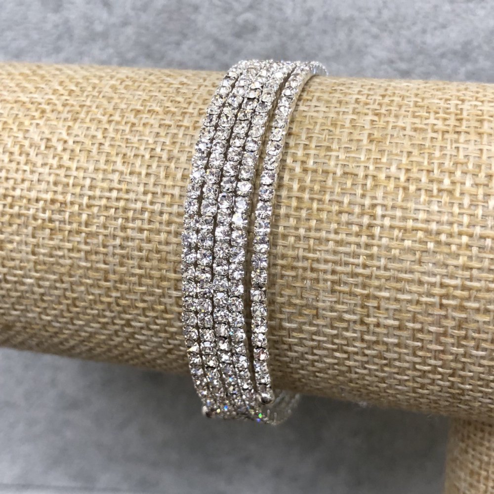 צמיד ספירלי בעל חמישה סיבובים, קריסטלים לבנים, היקף 18–22 ס״מ