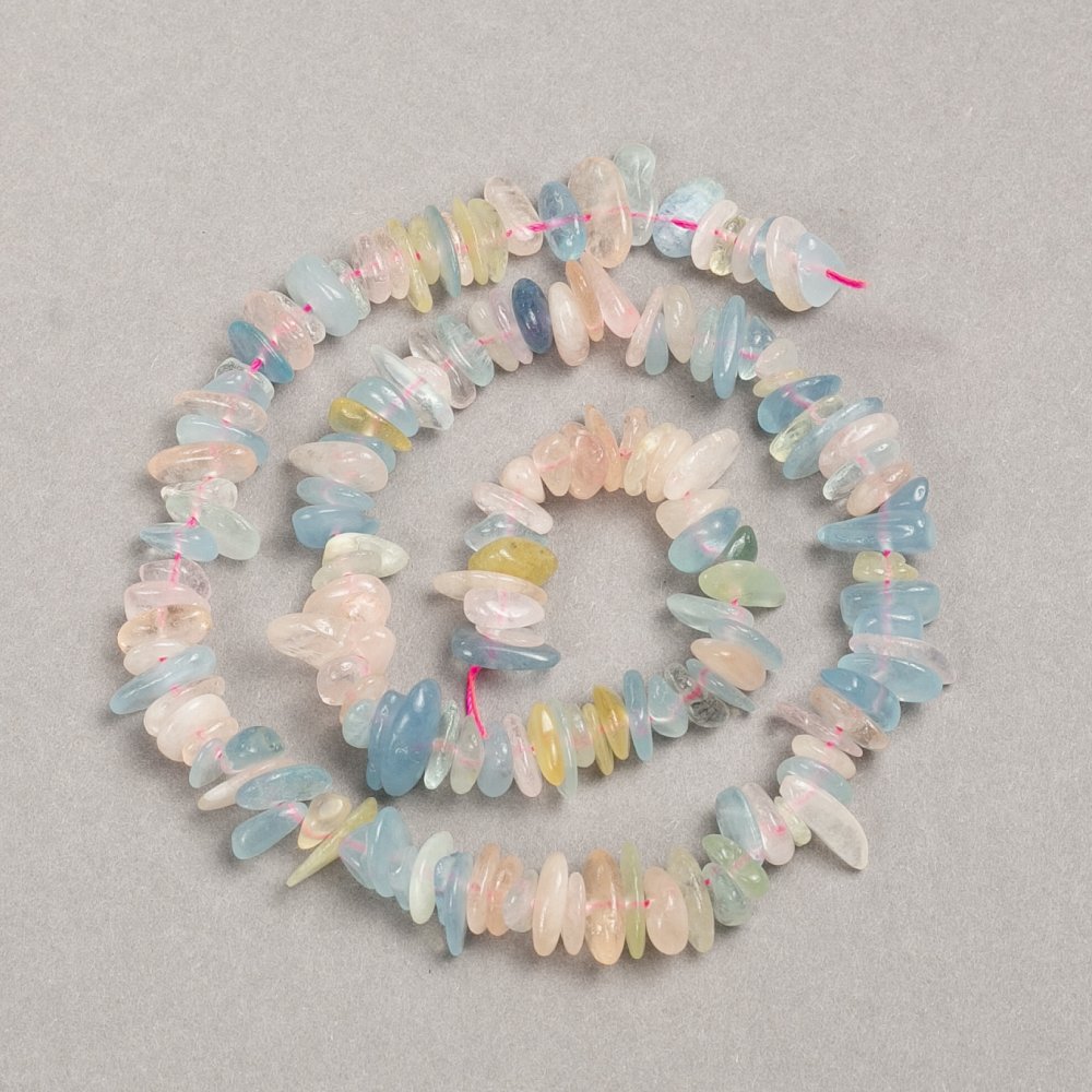 מחרוזות על חוט – אבן טבעית מוגניט פתית 10×3 מ״מ + -, אורך 39 ס״מ +