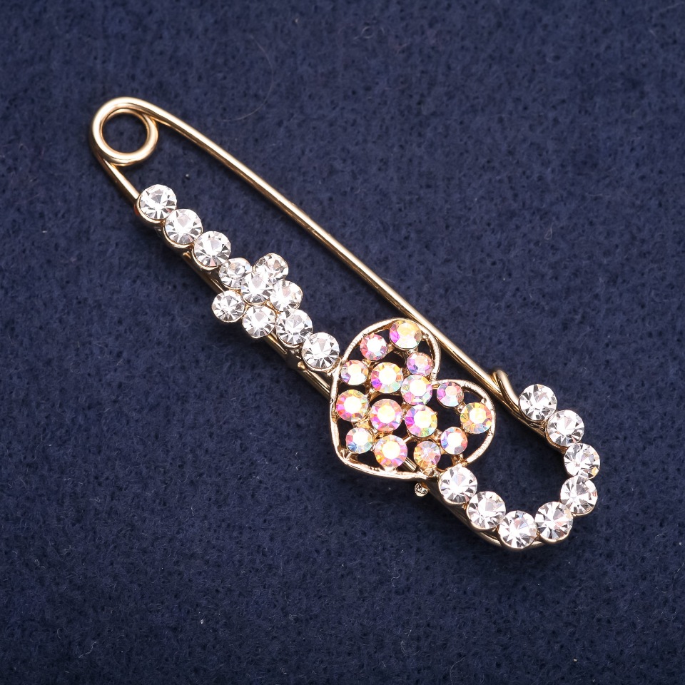 סיכת-פין לב עם קריסטלים לבנים בצבע משתנה, מתכת צהובה 70×20 מ"מ