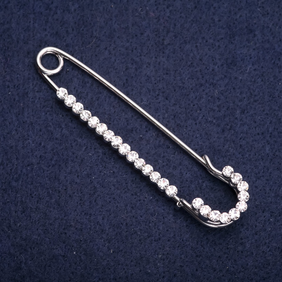 סיכת חן עם זרקונים לבנים, 70×15 מ״מ, מתכת כסופה