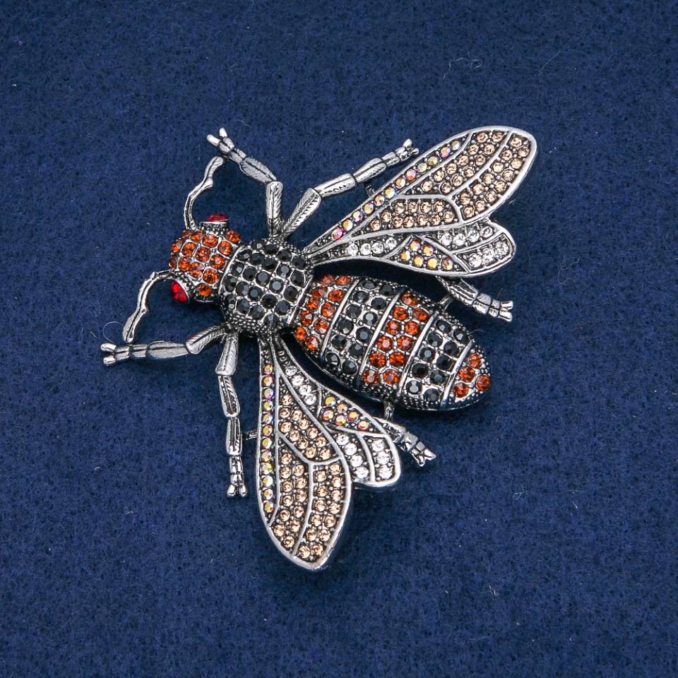 סיכת פרפר זהובים, שחורות ובנזיניות – מתכת כסף כהה 70×55 מ״מ +