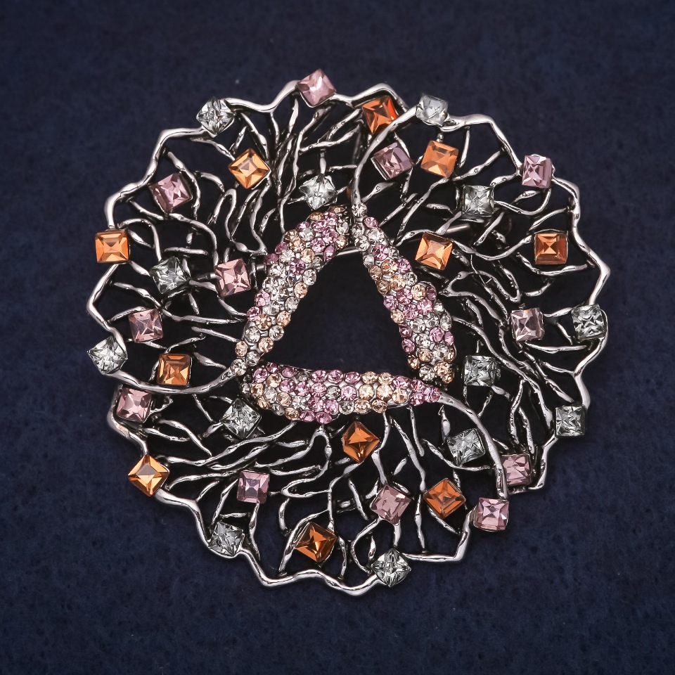 סיכת תכשיט אקצנט 53×53 מ״מ אבני סטרזים בצבע כחול, צהוב, סגול-כחול ומתכת כסף