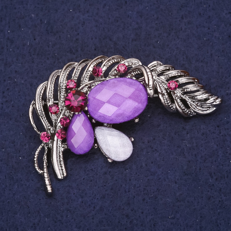 סיכה «נוצת ציפור האש» בצבעים סגול ואפור