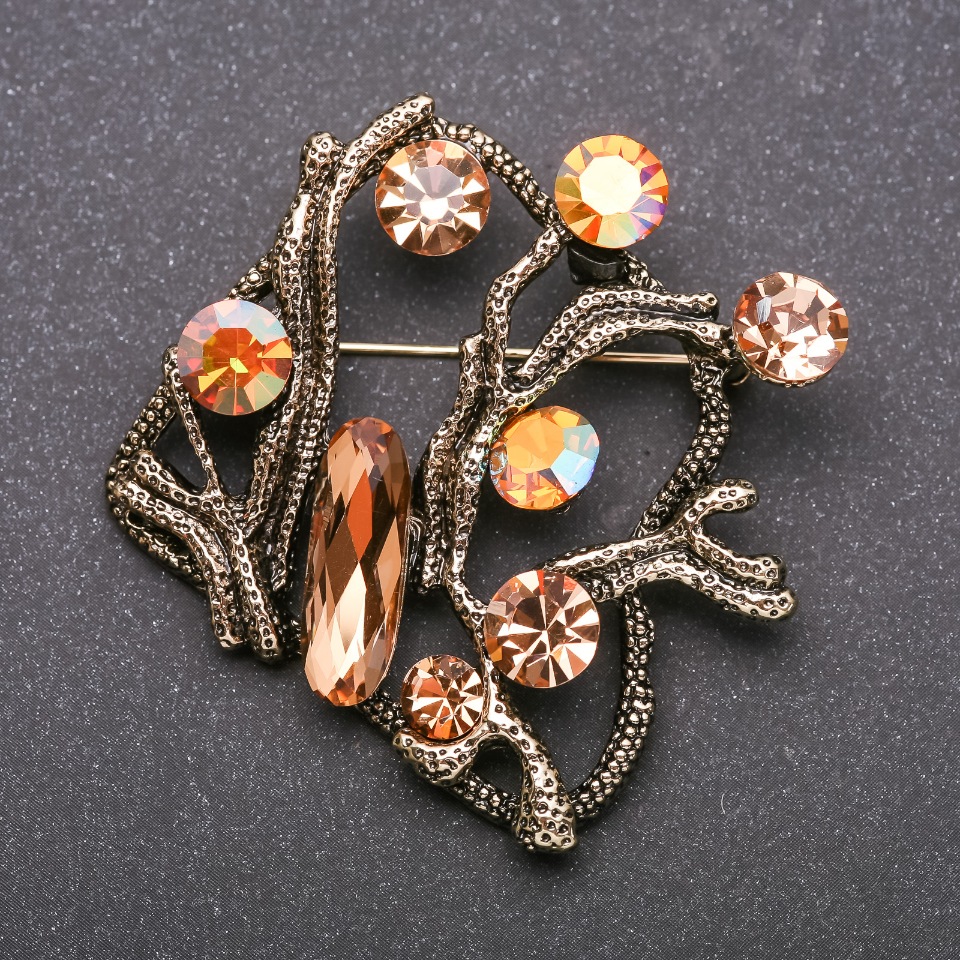 סיכה גדולה אֶקְסֶנְט עם גבישים צהובים «זיקית» מתכת צהובה 55×55 מ״מ