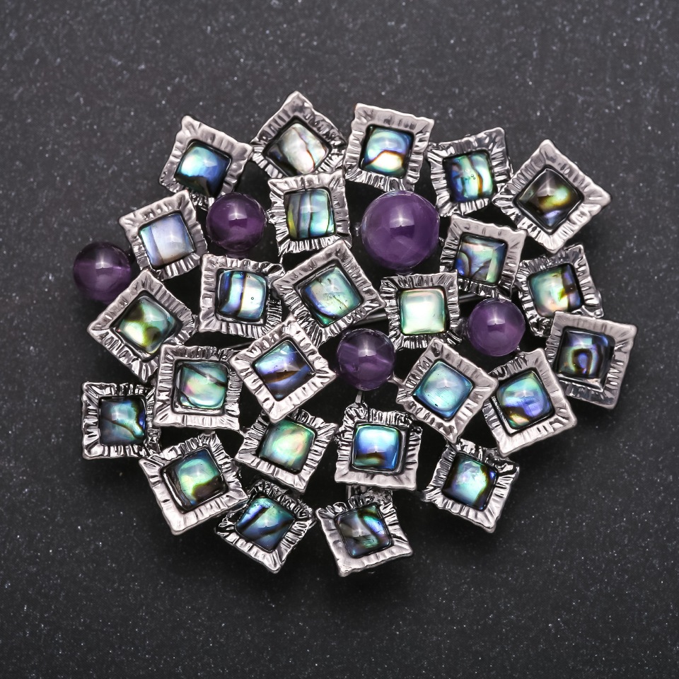 סיכת-תליון מסדרת «ההדגש» עם האליוטיס ואמטיסט, גודל 57×49 מ״מ