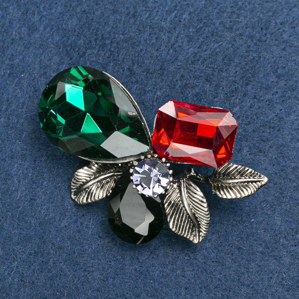 סיכת עלים ממתכת כסופה עם קריסטלים 55×35 מ״מ +