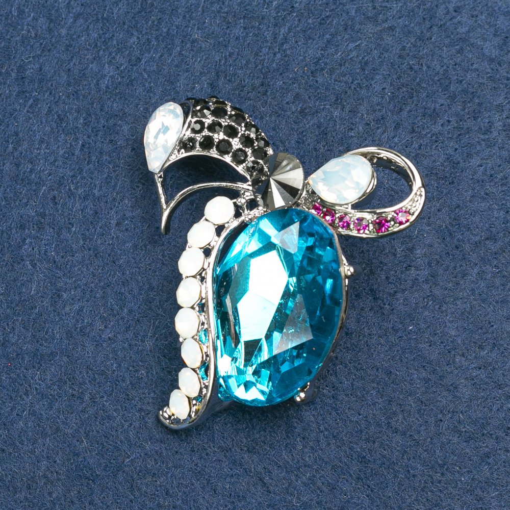 סיכה «קשת» ממתכת כסופה עם זרקונים וקריסטל 55×50 מ״מ +