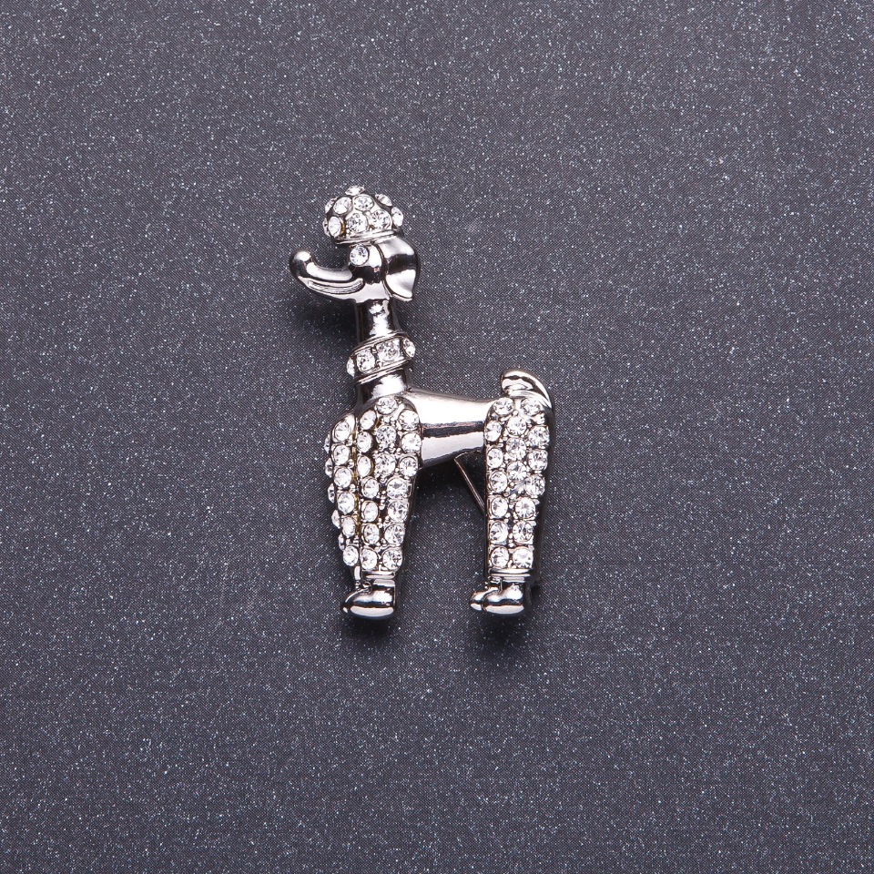 סיכה \"פודל מלכותי\" צבע המתכת כסוף 4×2,5 ס״מ