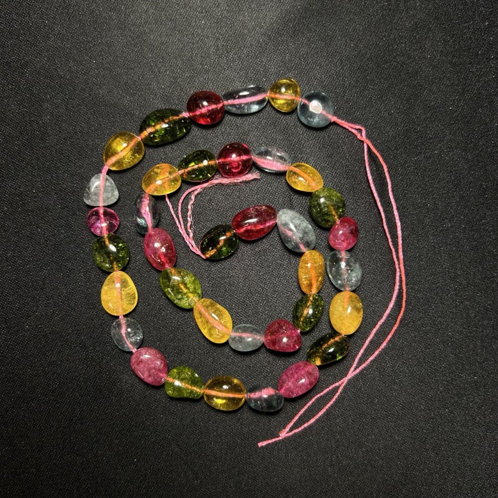 חרוזי זכוכית צבועה בתערובת מגולפים, קוטר 12×8 מ״מ, אורך 40 ס״מ על חוט