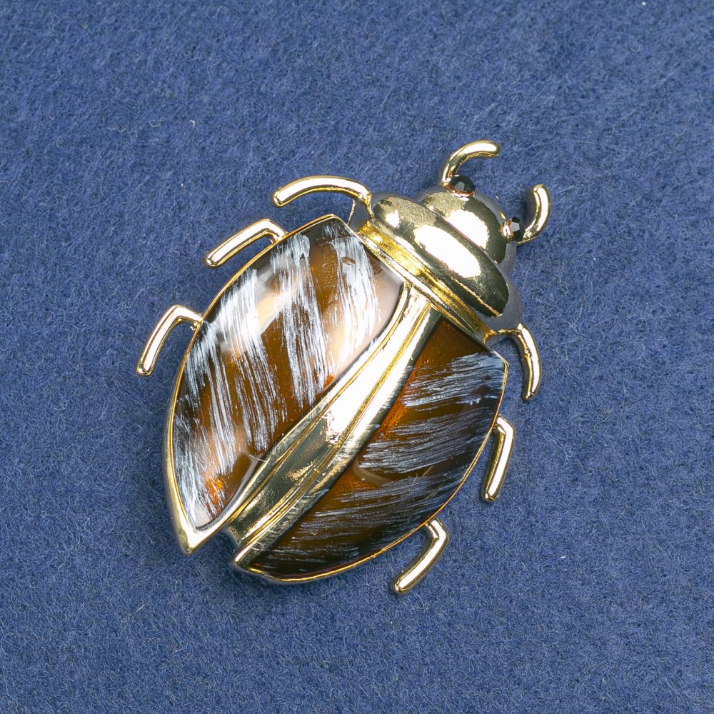 סיכת תכשיט «חיפושית» עם מתכת זהובה, אמייל חום ואבני סטרז שחורות 58×24 מ״מ +