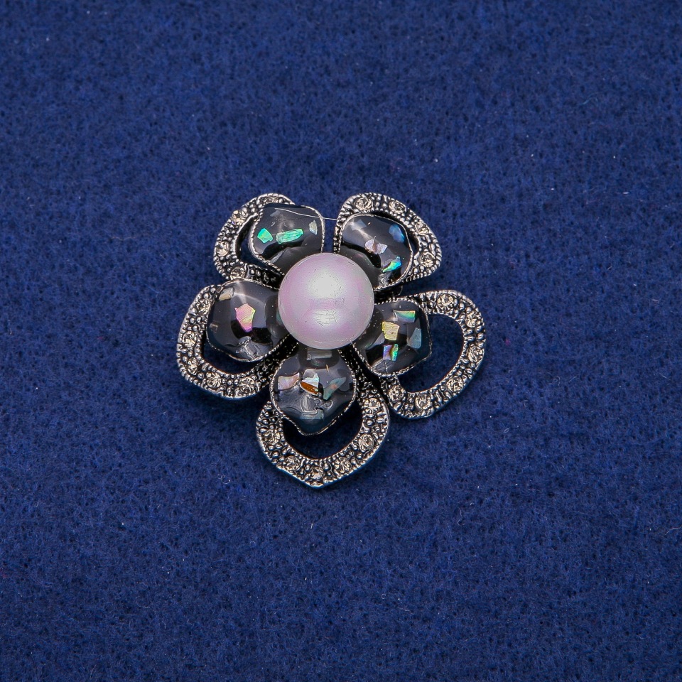 סיכת פרח עם פרלאמוטר הליוטיס ואבני סטרס 36 מ״מ, מתכת כסופה