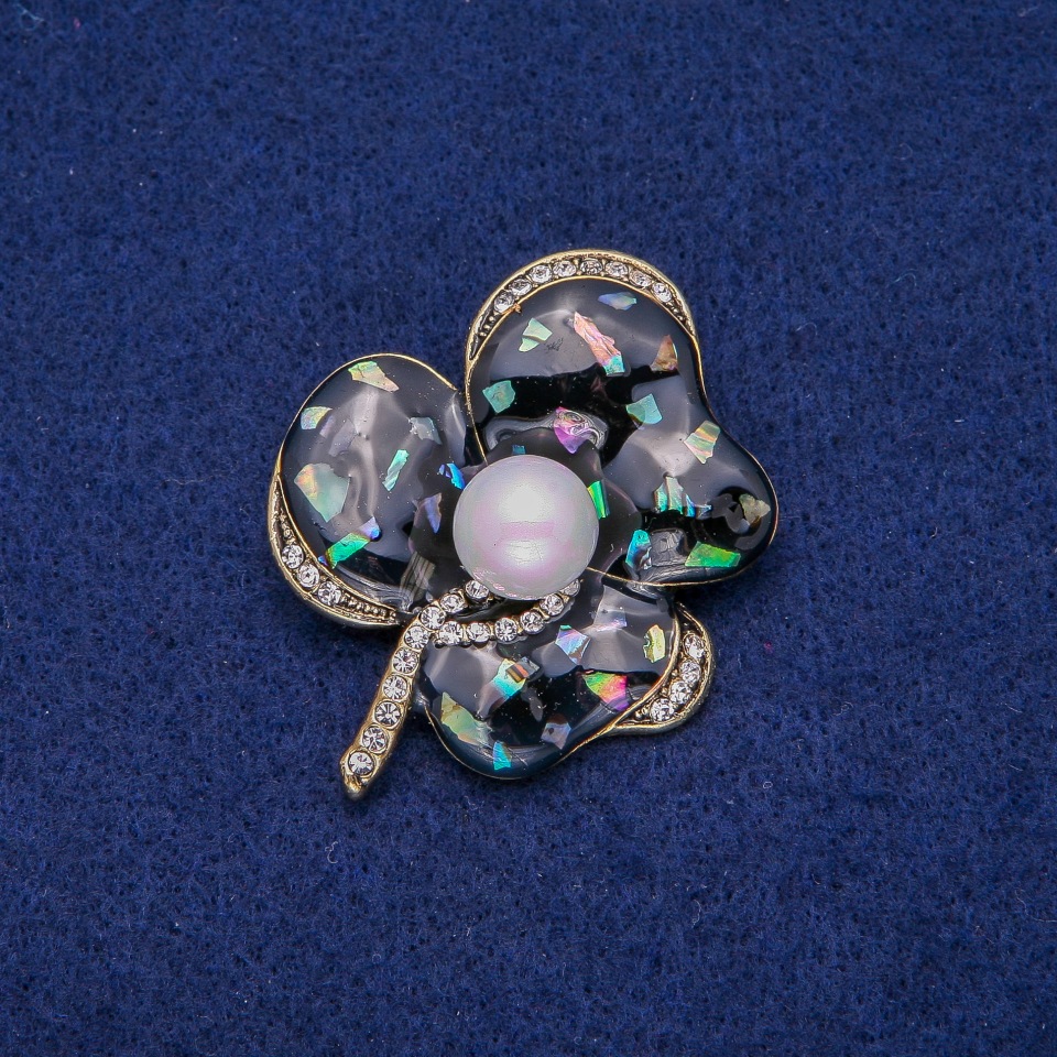 סיכת פרח עם פרלאמוטר הליוטיס וזרקונים 41×51 מ״מ, מתכת מוזהבת