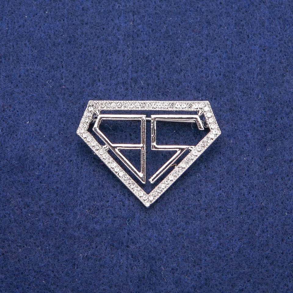 סיכת בוגר עם אבני סטרז לבנות 30×40 מ״מ, מתכת כסופה