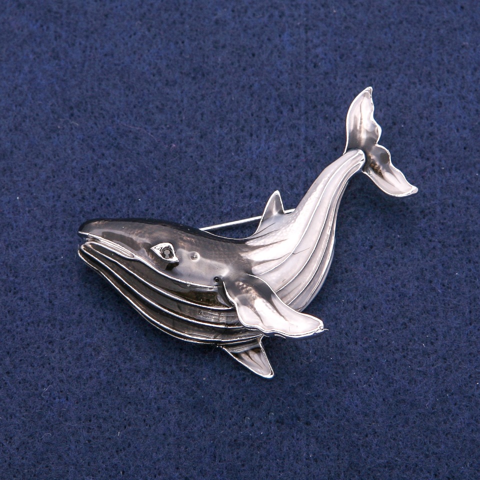 סיכת-תליון «חתול» עם אמייל שחור ואפור, מתכת כסופה 43×55 מ״מ