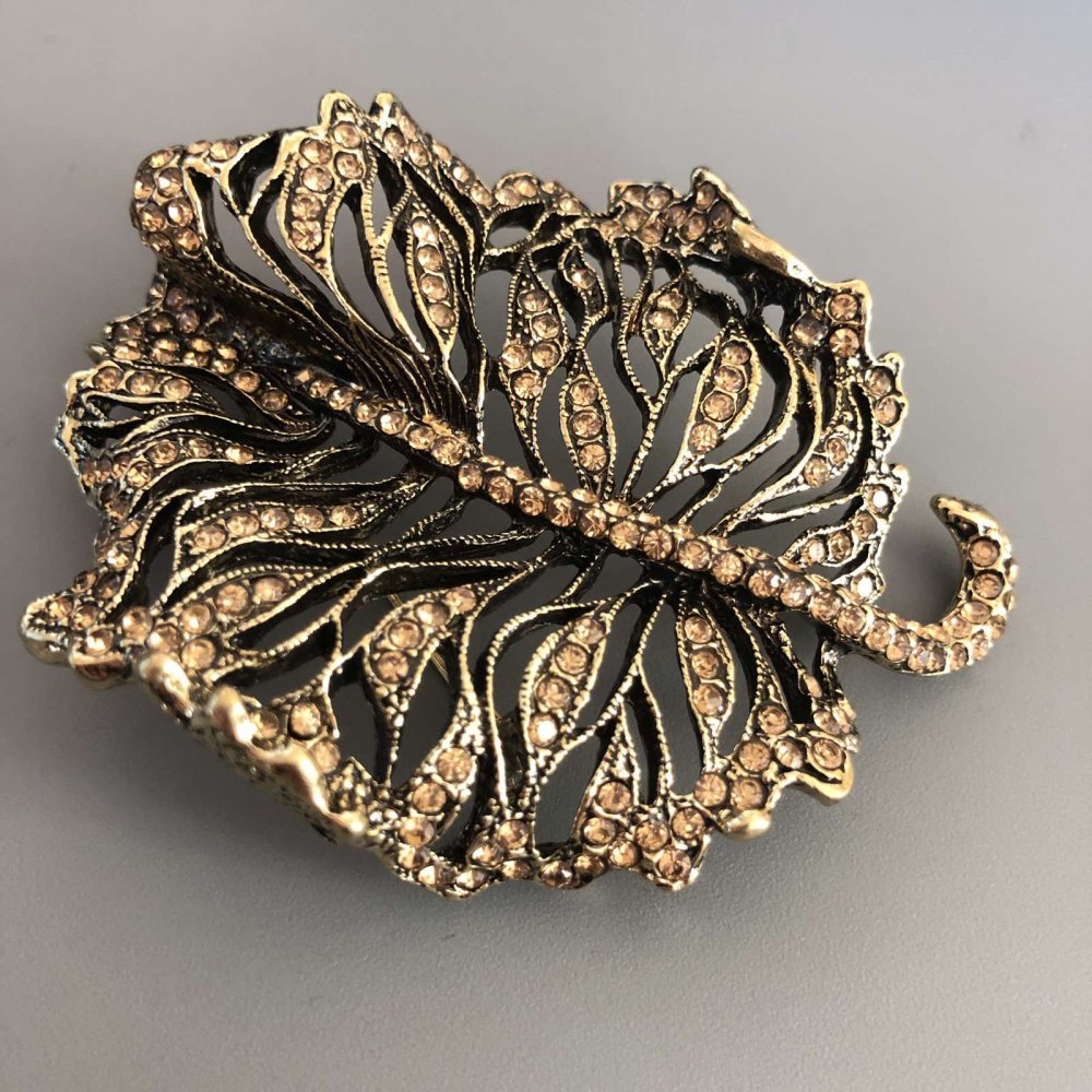 סיכת עלה בזהב עם זירקונים זהובים, מתכת זהובה 58×72 מ״מ