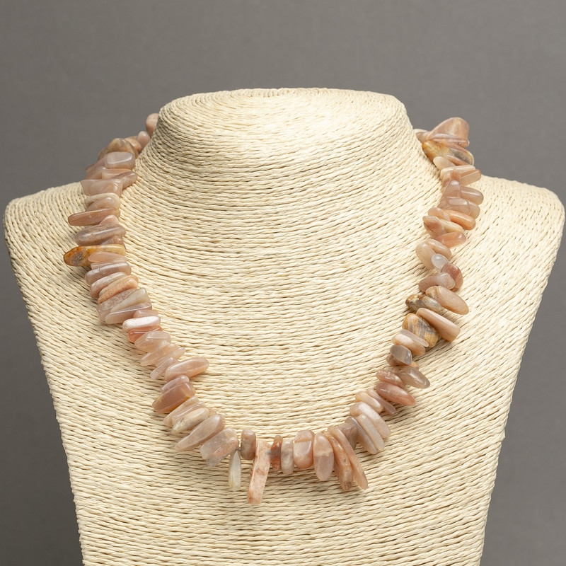 שרשרת מאבן סלניט טבעית – שבבי «מחט», קוטר 15×5 מ״מ +/-, אורך 45 ס״מ