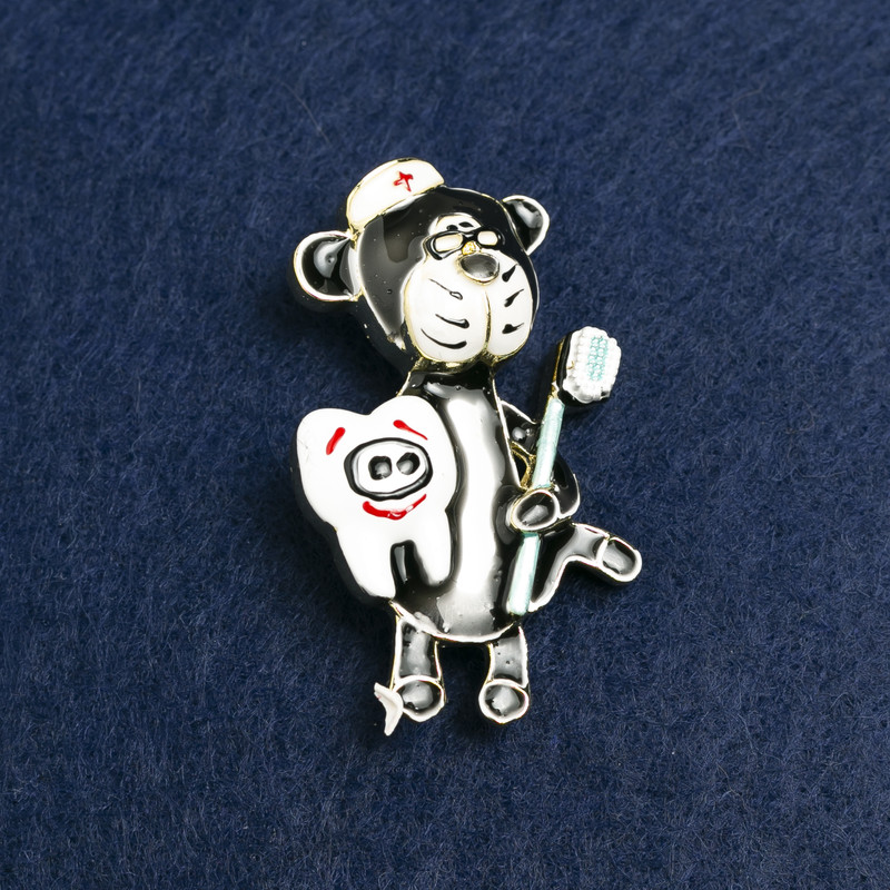 סיכת דוב-רופא שיניים מוזהבת ממתכת ואמייל 50×30 מ״מ +