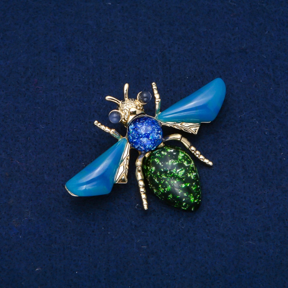 סיכת פרפר זהוב ממתכת 47×62 מ״מ +