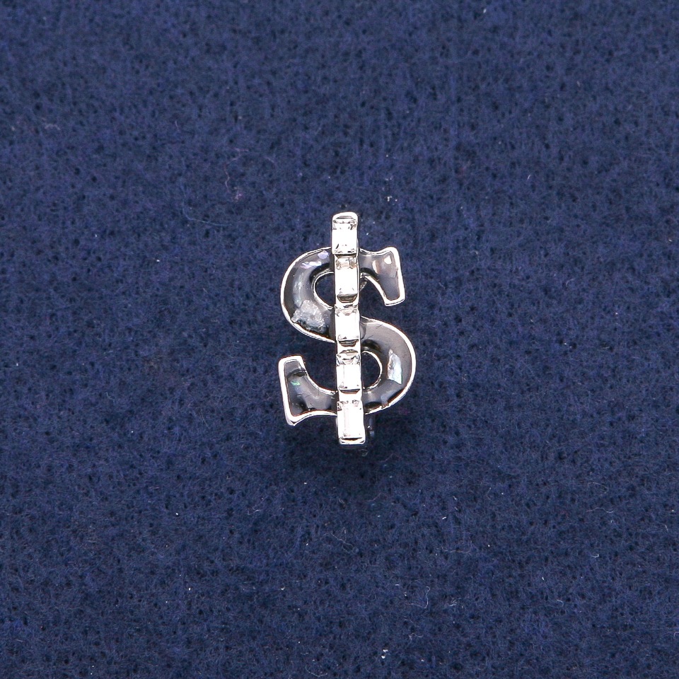 סיכה «דולר» עם אמייל שחור ופרלאמוטר חליאוטיס, קריסטלים לבנים, מתכת כסופה 12×21 מ״מ