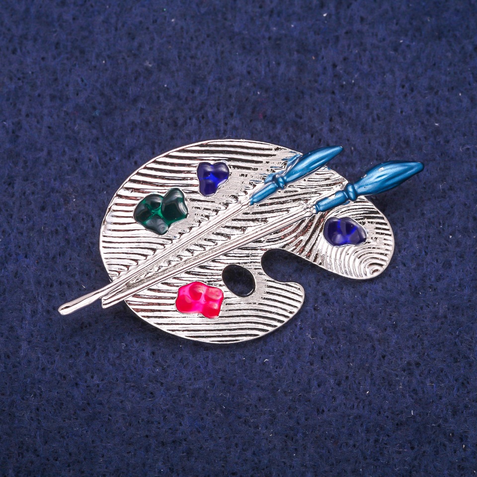 סיכת פלטה עם אמייל כסופה 26×50 מ״מ