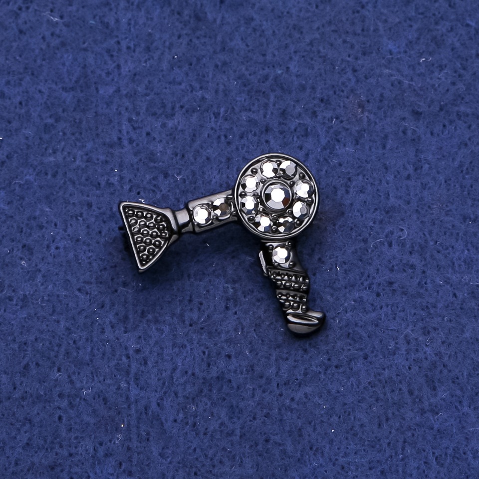 סיכת מייבש שיער עם אבני זרקון מתכת שחורה 25×27 מ״מ