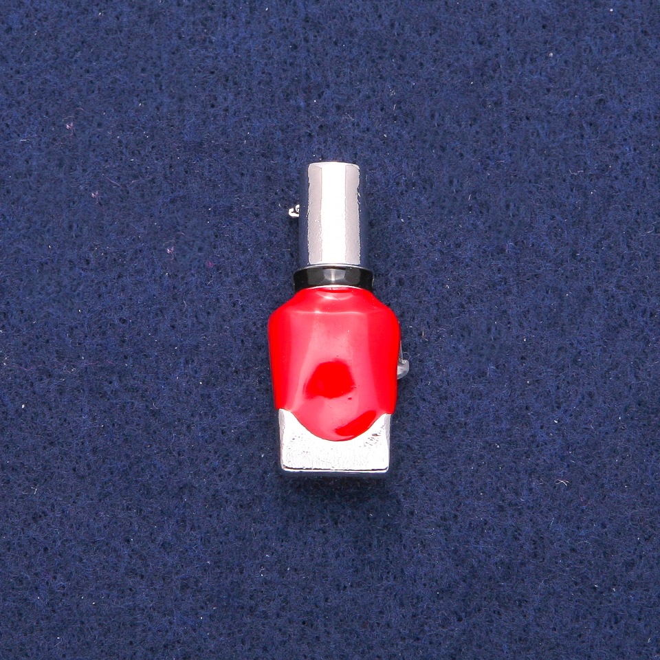 סיכה «לק» אמייל אדום ושחור, מתכת כסופה 13×33 מ"מ