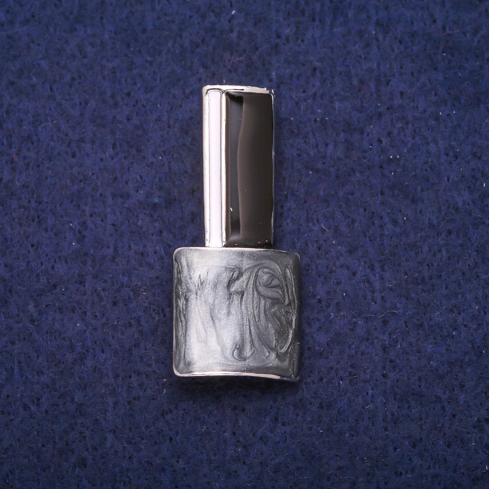 סיכת תכשיט «לק» אפור, שחור ולבן אמייל, מתכת כסופה 18×39 מ״מ