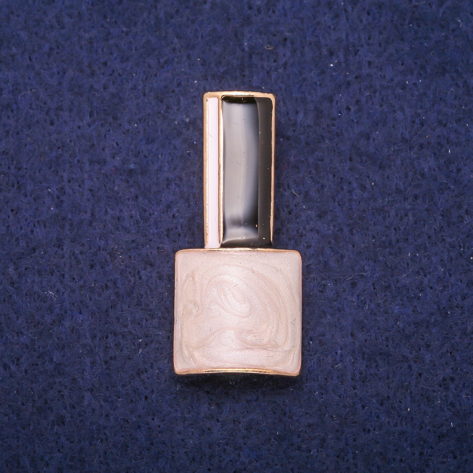 סיכת «לקה פנינית», אמייל שחור ולבן, מתכת מוזהבת 18×39 מ״מ