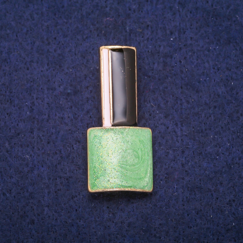 סיכה Lak ירוקה, שחורה ולבנה אמייל, מתכת זהובה 18×39 מ״מ