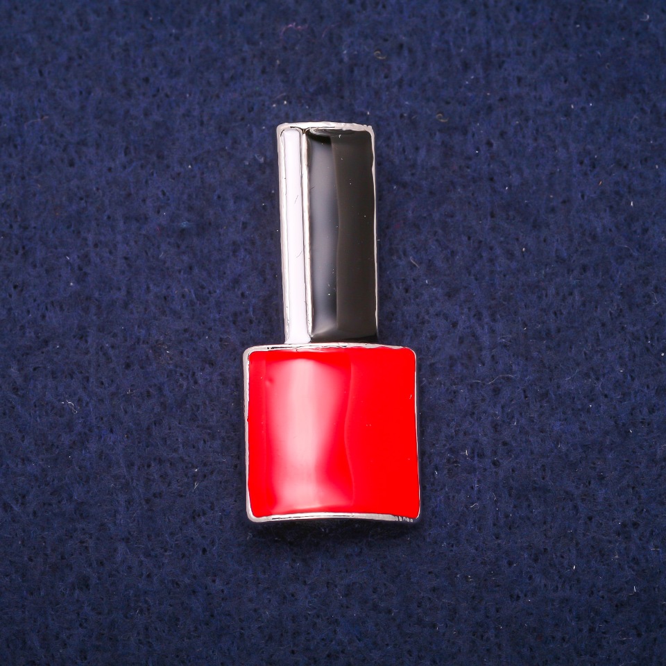 סיכת קישוט «לקה» עם אמייל אדום, שחור ולבן, מתכת כסופה 18×39mm