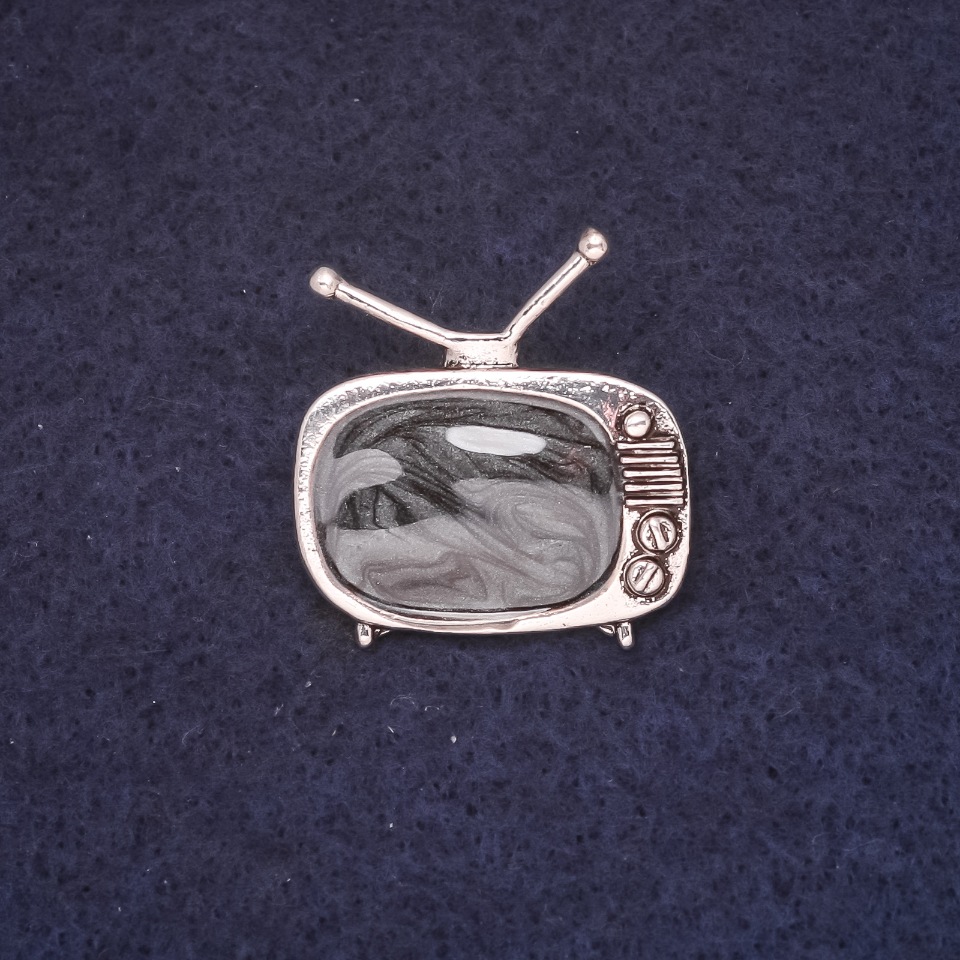 סיכת טלוויזיה 25×28 מ״מ אמייל, צבע שחור ומתכת כסופה