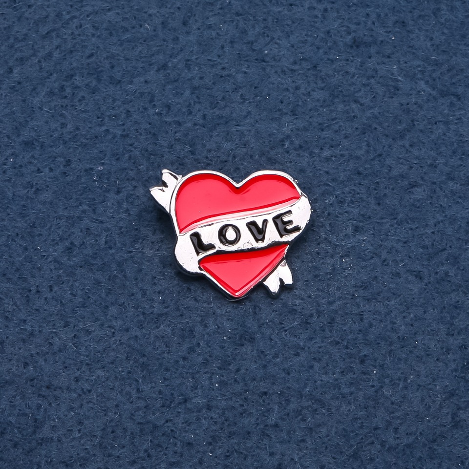 סיכה «לב» אמייל אדום בצבע זהב