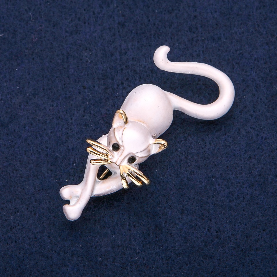 סיכת חתלתול אמייל אפור, מתכת זהובה 25×55 מ״מ