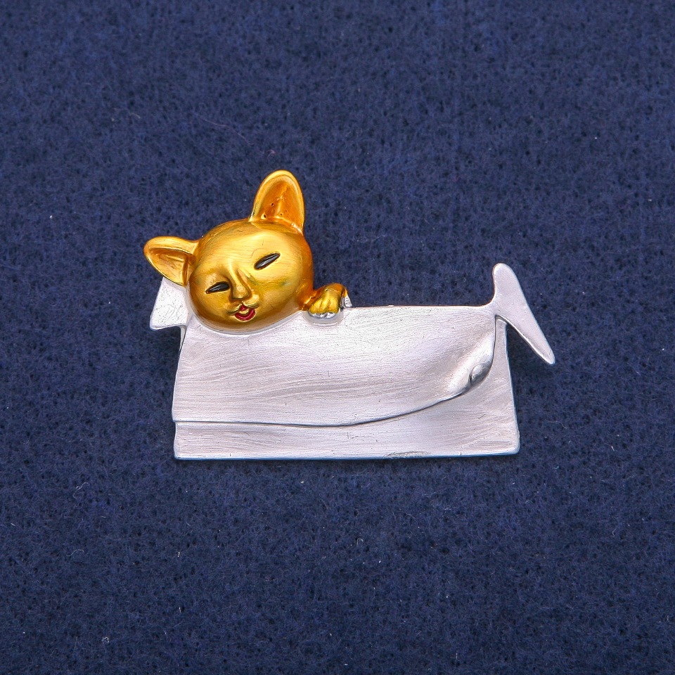 סיכה «חתול בתיק» עם אמייל פנינתי וזהוב, מתכת כסופה 33×45 מ״מ