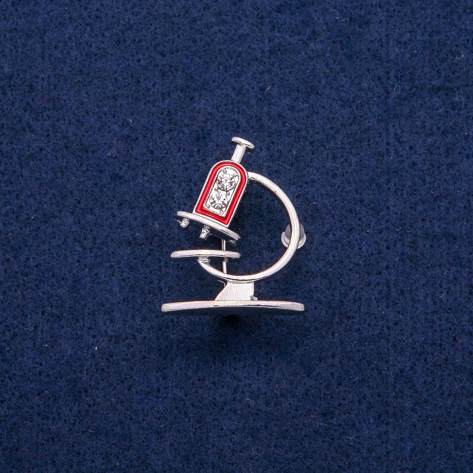 סיכה מיקרוסקופ עם אמייל ואבני זרקון 24x31mm, מתכת כסופה