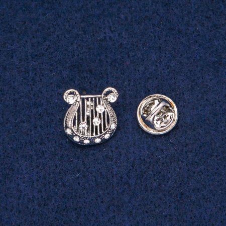 סיכת לירה עם קריסטלים לבנים, מתכת בהירה 17×15 מ״מ +