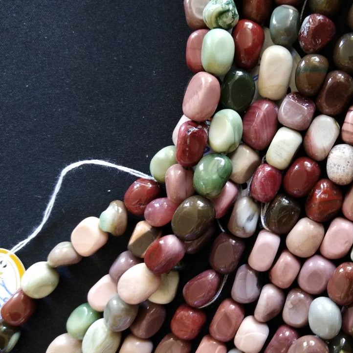 פנינים ירוקות ממוקהייט 7×9 מ״מ (+ -), אורך 37 ס״מ