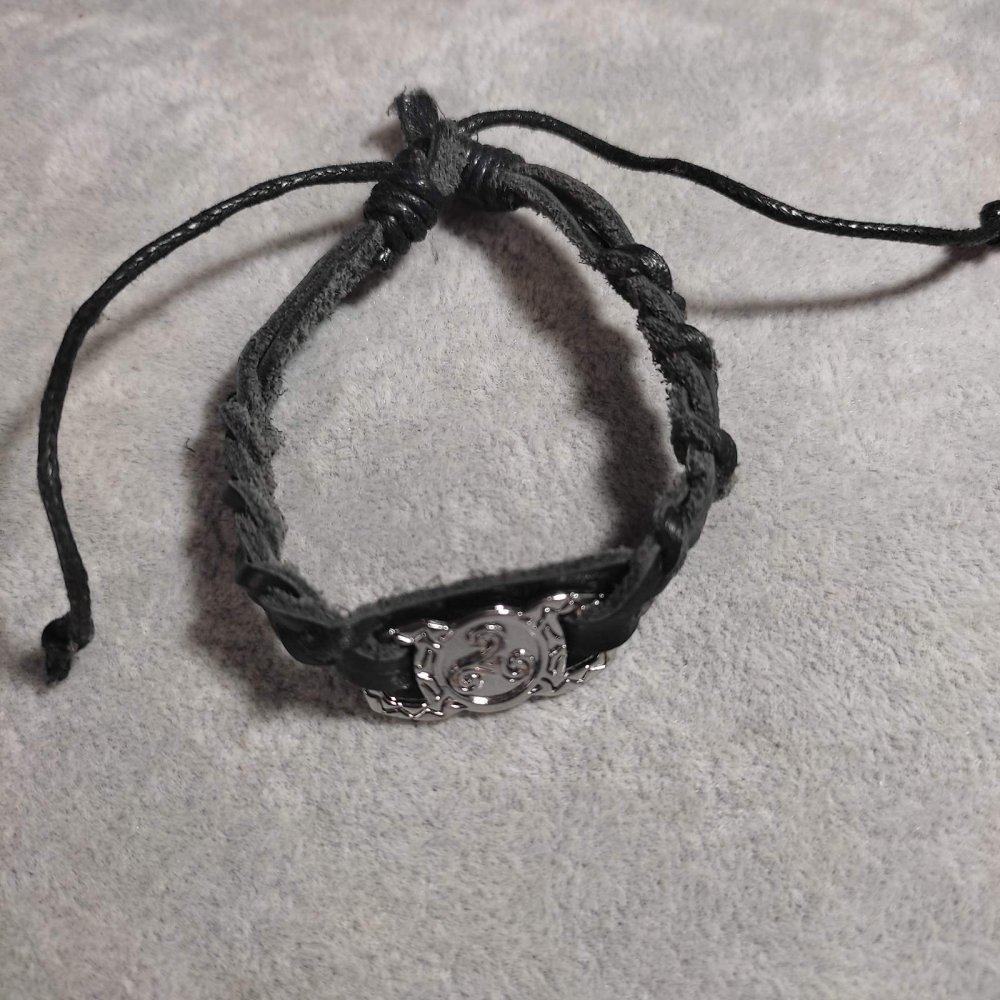 צמיד עם תוספת מתכת אסורטי, אורך 18–22 ס״מ, עובי 10 מ״מ, עור אקולוגי בצבע שחור, בסגר מתכוונן